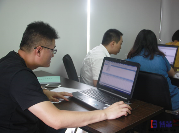 六西格瑪綠帶課程認(rèn)真聽(tīng)課的學(xué)員 六西格瑪綠帶課程認(rèn)真聽(tīng)課的學(xué)員