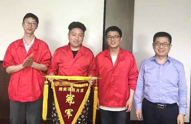 博革咨詢金總為冠軍團(tuán)隊(duì)頒獎(jiǎng) 博革咨詢金總為冠軍團(tuán)隊(duì)頒獎(jiǎng)