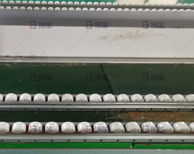 電子制造一般體積較小，使用精益管搭建貨架和無(wú)動(dòng)力滑動(dòng)部件，節(jié)約成本，提高效率。